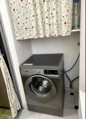 a washing machine in a bathroom with a curtain at Excelente piso en San Fernando in San Fernando
