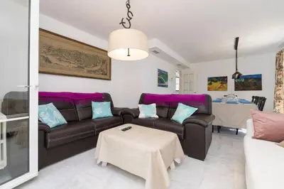 a living room with a couch and a table at Los Jandalos in El Puerto de Santa María