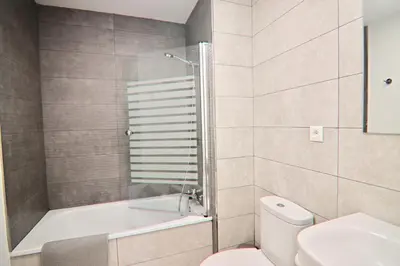 a bathroom with a toilet and a tub and a sink at Apartamento San Leonardo Playa (Free Parking) in Cádiz