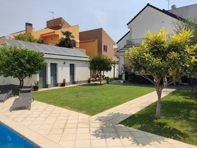 a house with a yard with a swimming pool at Chalet con piscina in San Fernando