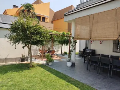an outdoor patio with a table and a piano at Chalet con piscina in San Fernando