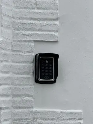 a remote control on the side of a wall at Hotel Bodegas Campestral in Arcos de la Frontera