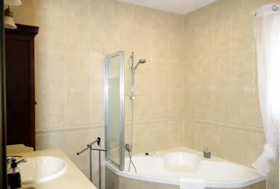 a bathroom with a tub and a sink and a shower at HAPPY HOMES CASA LIMÓN - Premium - Pool - Klimaanlage - WLAN in Chiclana de la Frontera
