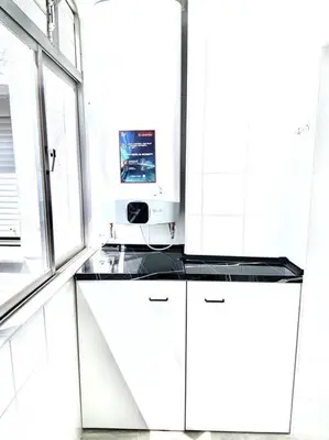 a kitchen with white cabinets and a window at Apartamento en el centro San Fernando Cadiz. in San Fernando