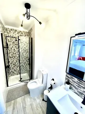 a bathroom with a shower and a toilet and a sink at Apartamento en el centro San Fernando Cadiz. in San Fernando