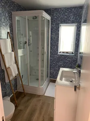 a bathroom with a shower and a sink at Apartamento en la Barrosa in Chiclana de la Frontera