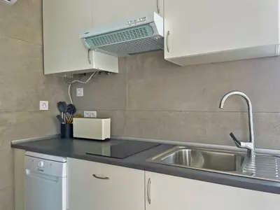 a kitchen with a sink and a counter top at Apartamento Klandestina - Ole Solutions in Cádiz