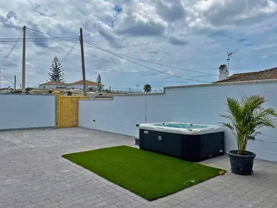 a hot tub sitting on top of a yard at Apartamento Klandestina - Ole Solutions in Cádiz