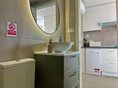 a bathroom with a sink and a mirror at Apartamento Klandestina - Ole Solutions in Cádiz