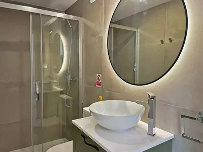 a bathroom with a sink and a large mirror at Apartamento Klandestina - Ole Solutions in Cádiz
