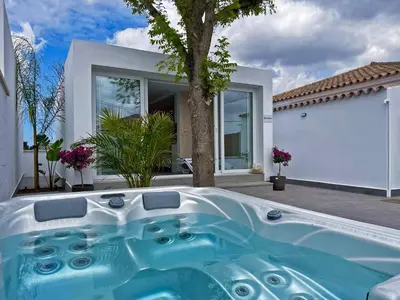a hot tub in front of a house at Apartamento Klandestina - Ole Solutions in Cádiz