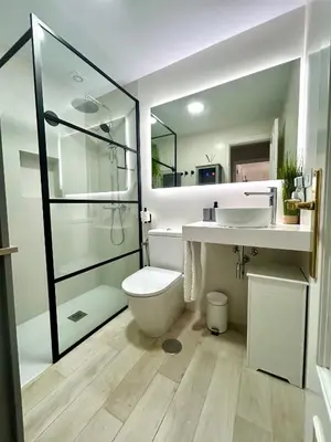 a bathroom with a toilet and a sink and a shower at GATU Villa Salada, junto la playa, parking, terraza, aire acc, piscina, wifi Sólo familias o grupos mayores de 21 años in El Puerto de Santa María