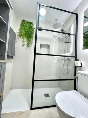 a bathroom with a shower and a toilet at GATU Villa Salada, junto la playa, parking, terraza, aire acc, piscina, wifi Sólo familias o grupos mayores de 21 años in El Puerto de Santa María