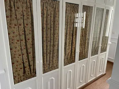 a row of wardrobes in a room with curtains at Piso en el centro in San Fernando