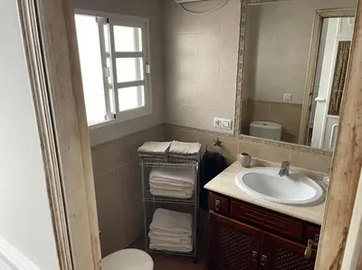 a bathroom with a sink and a mirror at Piso en el centro in San Fernando