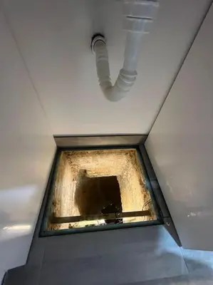 a ceiling with a hole in the floor of a building at APARTAMENTO VEEDOR BUENAS COMPAÑIAS in Cádiz