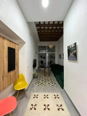 a living room with a green couch and a yellow chair at APARTAMENTO VEEDOR BUENAS COMPAÑIAS in Cádiz