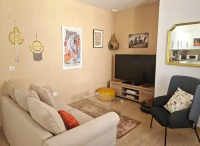 a living room with a couch and a television at Casa Dionisio - Súper central y tranquilo con terraza y parking in Jerez de la Frontera