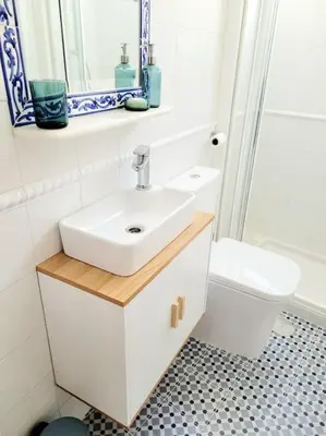 a bathroom with a sink and a toilet at Casa Dionisio - Súper central y tranquilo con terraza y parking in Jerez de la Frontera