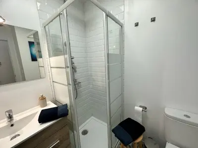 a bathroom with a shower and a sink at Apartamento Nebro Sol, En el Corazón de Cádiz in Cádiz
