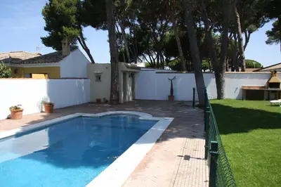 a swimming pool in the backyard of a house at Moderno y amplio chalet, con piscina privada in Chiclana de la Frontera