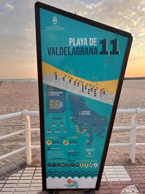 a sign that is on the side of a beach at Casa de Fernando in Puerto Real