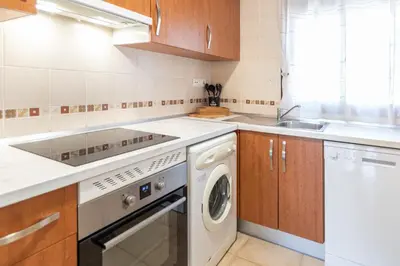 a kitchen with a washing machine and a sink at Apartamento Planta Baja Coto Sancti Petri Playa de la Barrosa in Chiclana de la Frontera