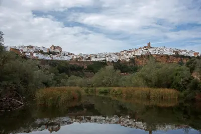 a town on a hill next to a body of water at Casa PauMar, tu casa en Arcos de la Frontera in Arcos de la Frontera