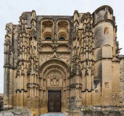 an old building with a door in front at Casa PauMar, tu casa en Arcos de la Frontera in Arcos de la Frontera