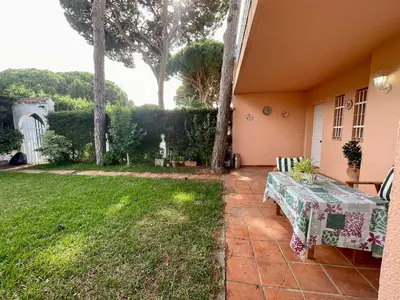 a patio with a table in a yard at Chalet Er SentI in Novo Sancti Petri
