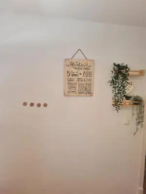 a white wall with a sign on it at Villa Encanto in Chiclana de la Frontera