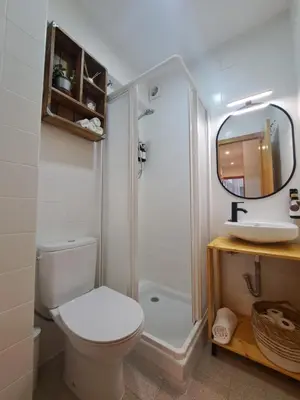 a bathroom with a toilet and a sink and a mirror at Ático primera línea de playa con vistas al Mar-Climatizado-Wifi-Parking-Solo familias in El Puerto de Santa María