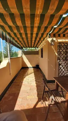a room with a striped ceiling with a table and chairs at Casa Carmen in Sanlúcar de Barrameda