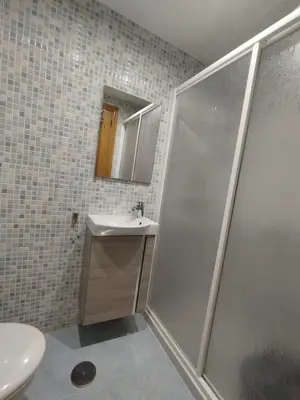 a bathroom with a toilet and a sink at Apartamento en Jerez 3 dormitorios y 2 baños in Jerez de la Frontera