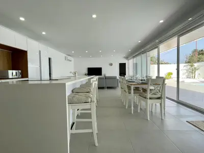 a kitchen and dining room with a table and chairs at Chalet El Eden in Chiclana de la Frontera