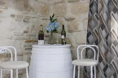 a table with two chairs and two bottles of wine at Casa Antonia I in Jerez de la Frontera