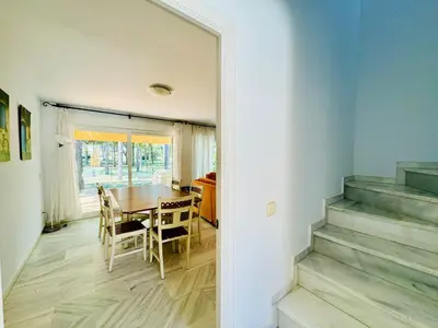 a kitchen and dining room with a table and chairs at Hoyo 27 con Piscina Grupo AC Gestión in Chiclana de la Frontera