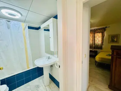 a bathroom with a sink and a mirror at Hoyo 27 con Piscina Grupo AC Gestión in Chiclana de la Frontera
