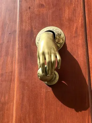 a hand holding a door knob on a wooden door at Estudio Amor BRUJO by Cadiz4Rentals in Cádiz