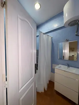 a bathroom with a white door and a sink at Casa Antonia II in Jerez de la Frontera