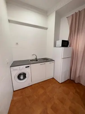 a kitchen with a washing machine in a room at Casa Antonia II in Jerez de la Frontera