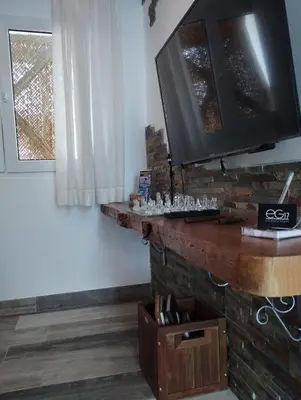 a living room with a fireplace with a television on it at Apartamento EG17 in Arcos de la Frontera