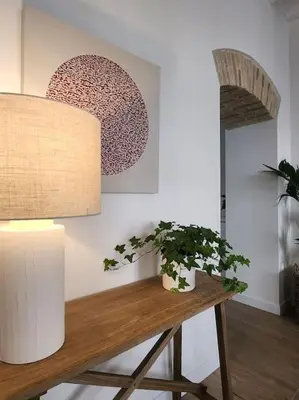 a table with a lamp and a plant on it at Apartamento Ancha 3 in Sanlúcar de Barrameda