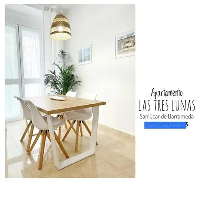 a dining room with a table and chairs at Apartamento las tres lunas in Sanlúcar de Barrameda