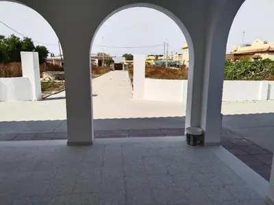 an archway in a building with a sidewalk at Casa EDU in Sanlúcar de Barrameda