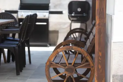a wooden wheel sitting next to a table and chairs at Casa Caramelo in Medina Sidonia