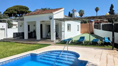 a house with a swimming pool in the yard at Conil fuente del gallo in Conil de la Frontera