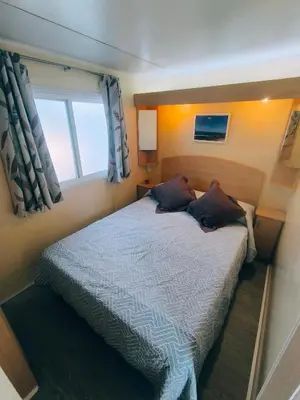 a bed in a small room with a window at Casa en Chiclana de la Frontera, Playa La Barrosa in Chiclana de la Frontera