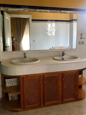 a bathroom with two sinks and a large mirror at Al sur del sur in Sanlúcar de Barrameda