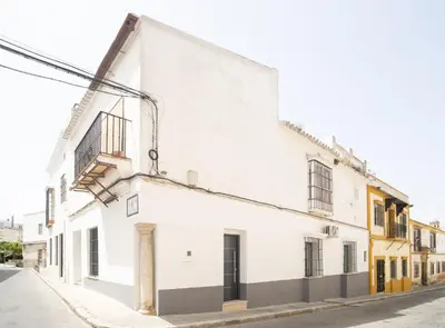 a white building on the side of a street at SibsSanlucar Duquesa Loft Coqueto Ideal Parejas in Sanlúcar de Barrameda